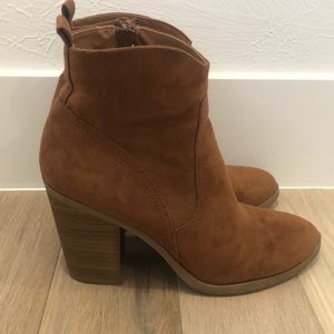 Universal thread heeled boots